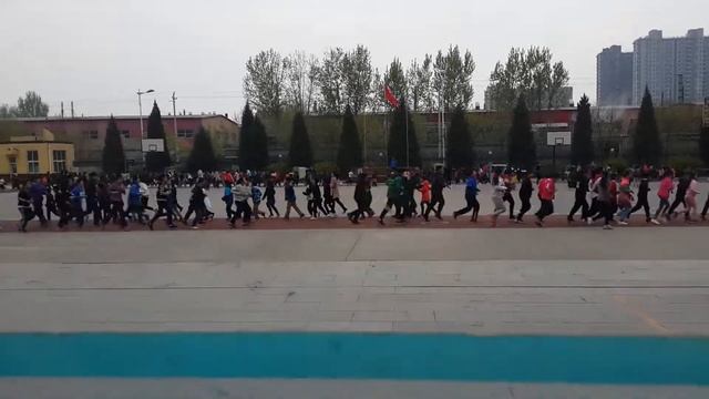 Утренняя зарядка в китайской школе смотреть онлайн