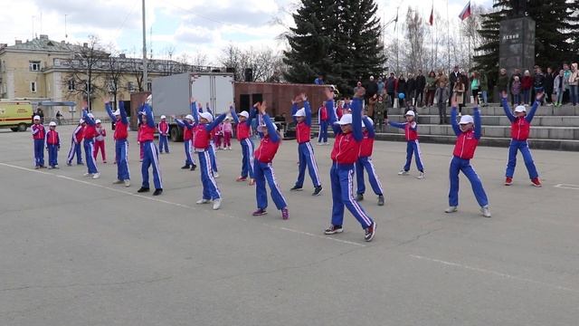 Выступление гимнасток. 1 мая 2019 в Озёрске. Клуб художественной гимнастики "Совершенство" смотреть онлайн