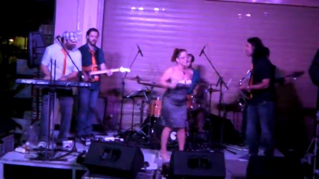Plastic People feat. Vicky Bee - "Diggin' on James Brown" (T.O.P. cover) смотреть онлайн