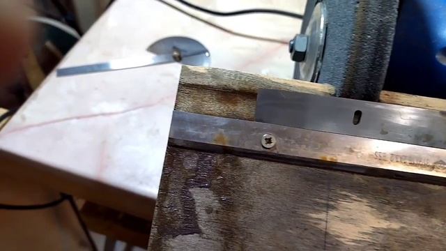 Простое приспособление для Заточки Ножей Рейсмуса и Фуганка. смотреть онлайн