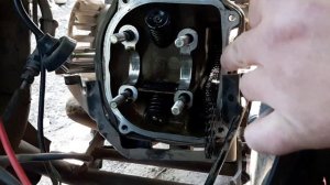 Замена верхнего успокоителя цепи ГРМ скутер 150 кубов