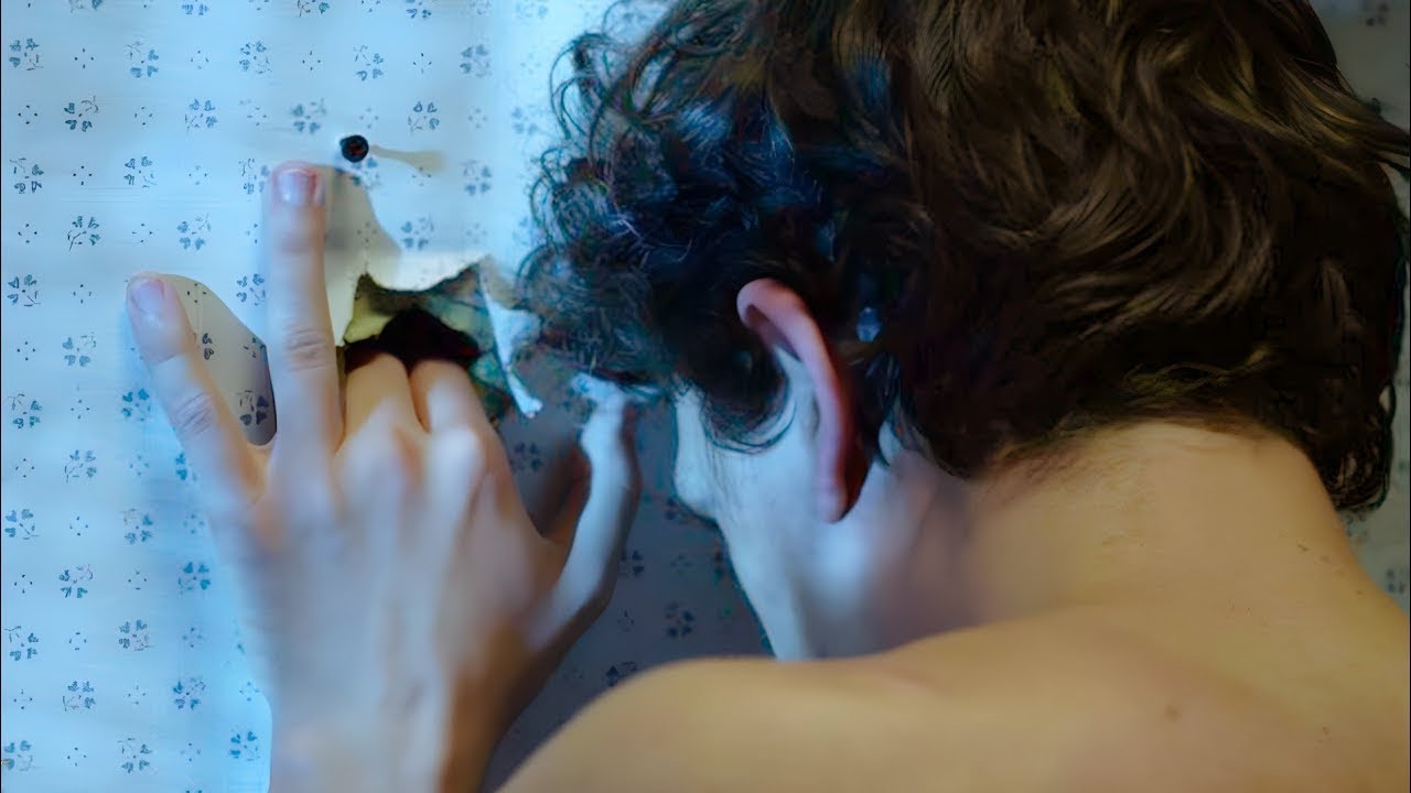 Он думал, что таинственное отверстие хранит тайну, но оказалось, что оно доставляет ему удовольствие смотреть онлайн