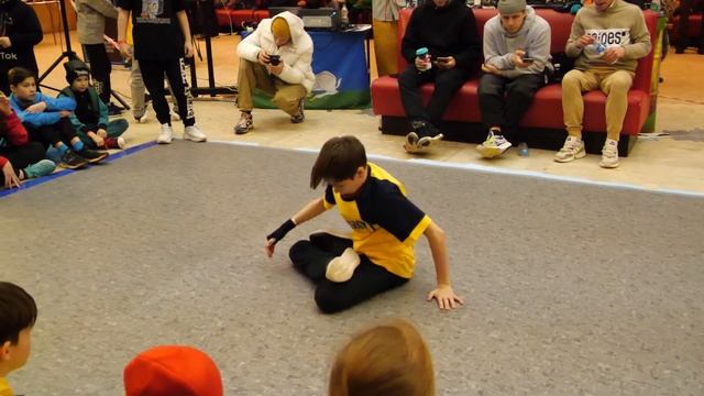 отбор 11-13 bboy MageUp vs CRAB vs Пряхин vs Глеб - брейкданс чемпионат г.Одинцово смотреть онлайн
