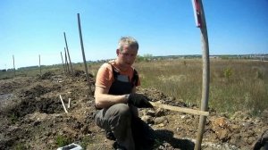 Как зафиксировать столбы для забора перед бетонированием 2 способа