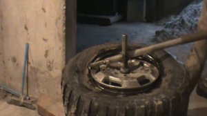 Домашний шиномонтаж, забортовка грязевой резины на 16 диск
