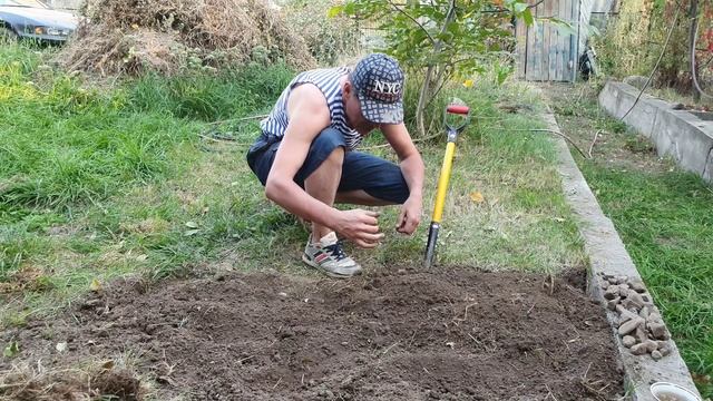 13 Избавляюсь от травы на даче (3).mp4 смотреть онлайн