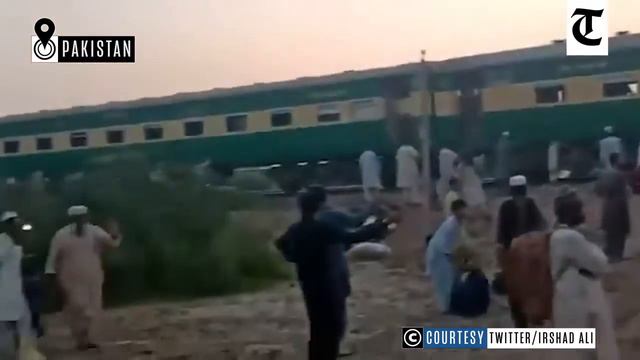 В Пакистане сгорел поезд вместе с пассажирами. В одном из вагонов взорвался газовый баллон. Начался смотреть онлайн