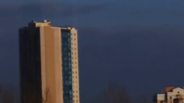 Падение обломка спутника на жилой дом смотреть онлайн