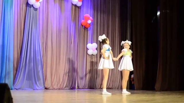 Cheerful children's dance "Two girlfriends"/Танец "Две подружки" смотреть онлайн