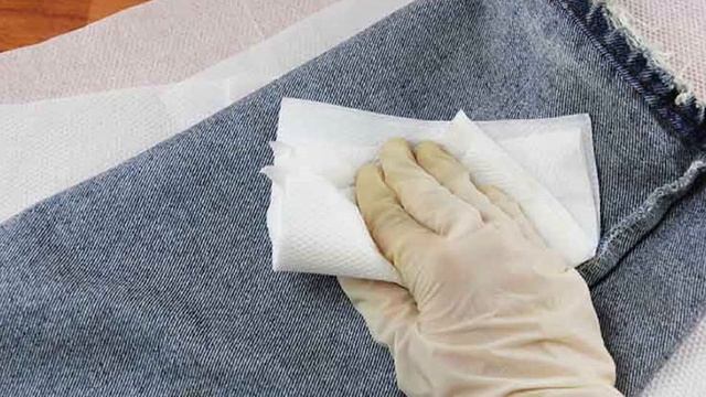 Как при помощи подручных средств избавиться от жвачки на одежде и пятен после нее смотреть онлайн