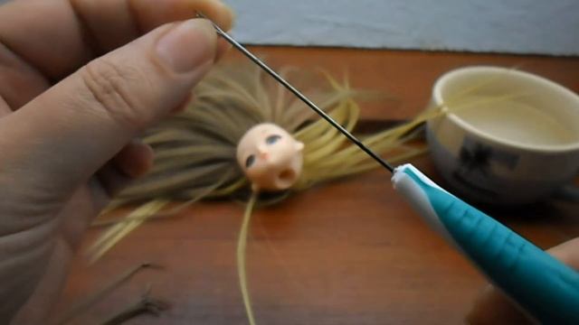 КАК ПЕРЕПРОШИТЬ ВОЛОСЫ КУКЛЕ. ЧАСТЬ 1 смотреть онлайн