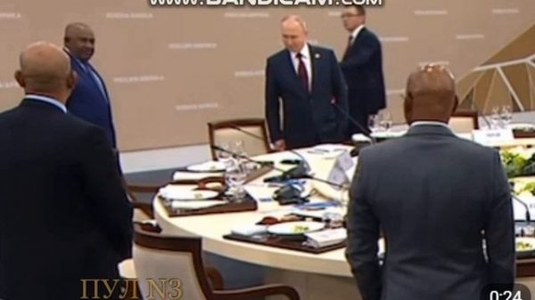 Putin ha fatto sedere il presidente delle Comore.