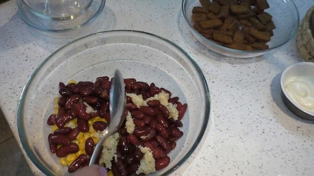 Очень СЫТНЫЙ и ВКУСНЫЙ САЛАТ на скорую руку ! Этот салат может заменить гарнир ! смотреть онлайн