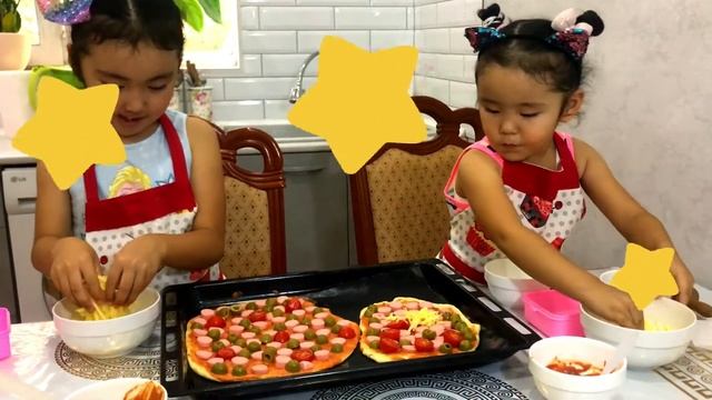 Веселая готовка пиццы. Готовим вместе с сестренкой, очень вкусно!!! Смотреть всем!!! смотреть онлайн