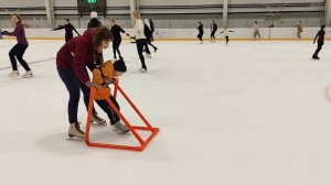 Как научить ребенка кататься на коньках. Первое катание на льду.