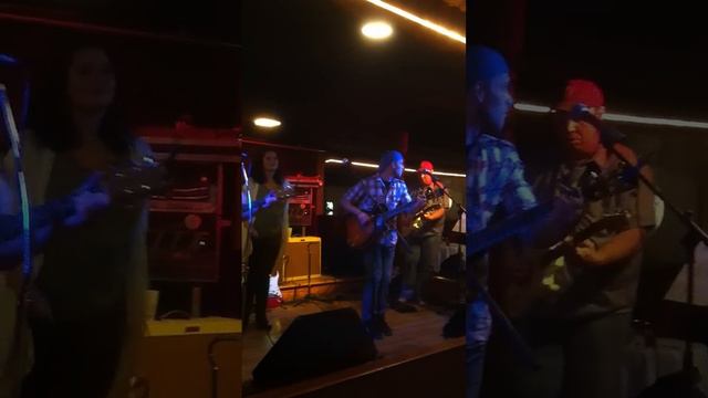 Silas Creek performing "Folsom Prison Blues" смотреть онлайн