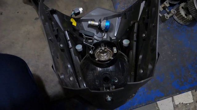COMO INSTALAR UN BOMBILLO LED A UNA HONDA CB 125 F - [ MOTOS USSA ]