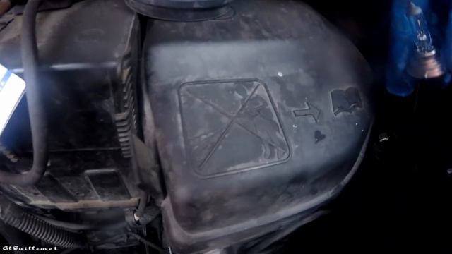 Comment Changer Une Ampoule  de Phare Avant  D'une Citroën C4 Picasso .Abonner Vous à Ma Chaine .Sv