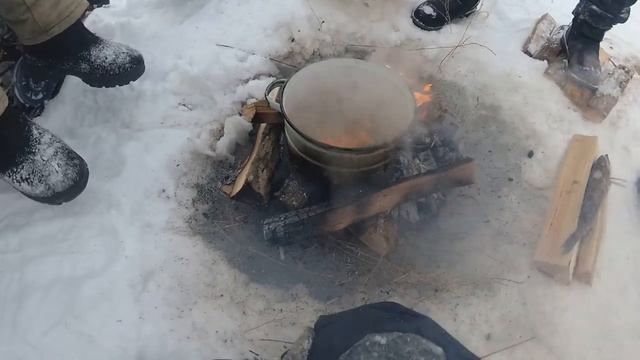 Приготовление ухи из речной рыбы на костре! быстро и просто смотреть онлайн