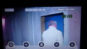 Неадекватный сосед пытается разбить камеру.