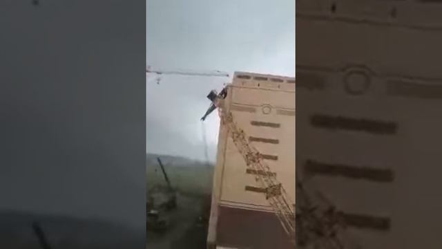 Башенный кран падает во время шторма смотреть онлайн