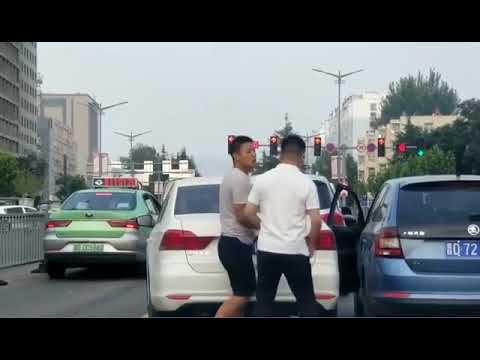 Китайское дорожное кунфу или очередная смешная драка между двумя водителями в провинции Шаньси/山西