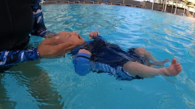 МАЛЫШ Дэвид в 2 месяца плавает в БАССЕЙНЕ! смотреть онлайн