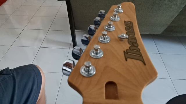 Locking tuning machine on ibanez AZ Series gotoh tuning machine. смотреть онлайн