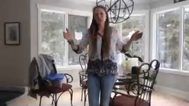 ЧДТ 20 марта 2022. Коса из шерсти, крашение шерсти. В конце видео прядение на прялке-чемодане.