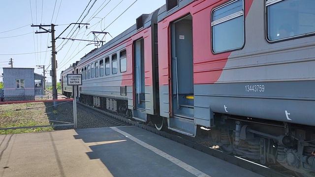 Электропоезд ЭД4М-0327 прибывает и отправляется с о.п. Совхоз Бердский смотреть онлайн
