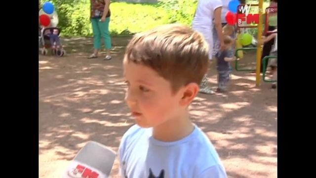 Детская площадка возле школы. смотреть онлайн