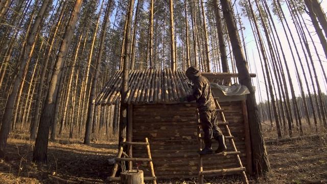 ВТОРОЙ СКАТ КРЫШИ. 21 ДЕНЬ СТРОЙКИ. SOLO BUSHCRAFT CAMP. BUILDING A HUT. смотреть онлайн