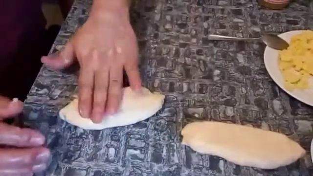 Жареные пирожки с картошкой и сосиской смотреть онлайн