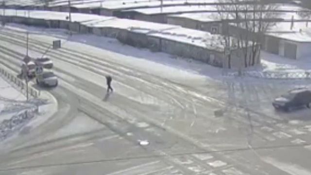 Танцующий пешеход попал на камеры видеонаблюдения в Саяногорске смотреть онлайн