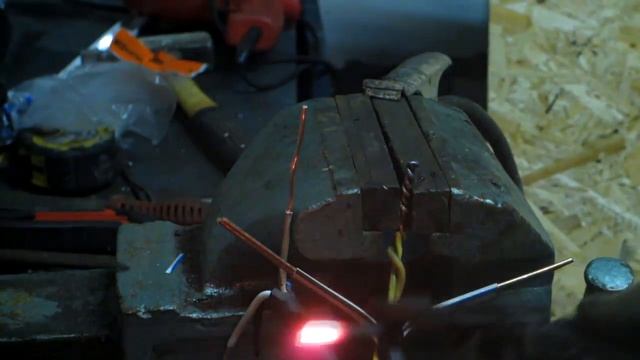 Сварка проводов угольным электродом из батарейки. смотреть онлайн