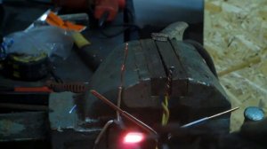 Сварка проводов угольным электродом из батарейки.