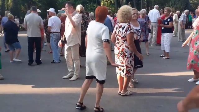 МИЛЛИОНЫ САМЫХ НЕЖНЫХ РУК! ТАНЦЫ В ПАРКЕ ГОРЬКОГО ХАРЬКОВ СЧАСТЛИВЫЕ ДНИ смотреть онлайн