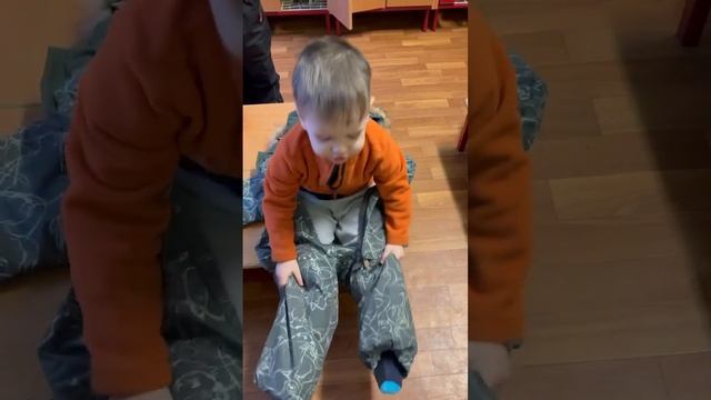 Как ребенку надеть комбинезон самостоятельно