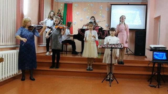 Скрипичный ансамбль и ансамбль "Рамоначки". Рождественская песня "Тихая ночь" смотреть онлайн