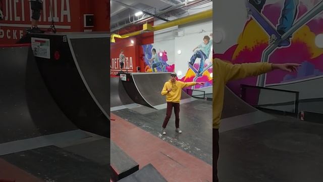 Обрабатываем Батеркап с учеником в 10 Лет! Скейтпарк Легенда Трюки на самокате.Тренировка с тренеро смотреть онлайн