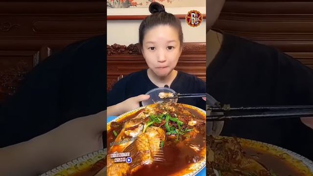 Китайцы едят на камеру....