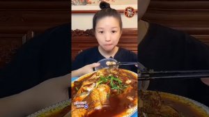 Китайцы едят на камеру....