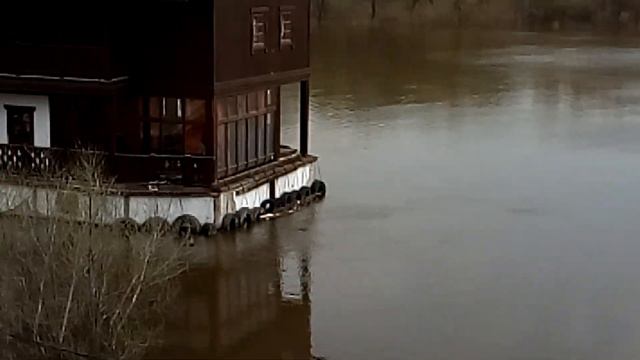 Дебаркадер на реке Ока в Нижнем Новгороде Landing stage on the Oka River in Nizhny Novgorod 下诺夫哥罗德奥 смотреть онлайн