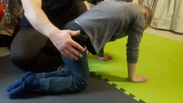 Максик, высокая параплегия, подготовка к шагу на четвереньках смотреть онлайн