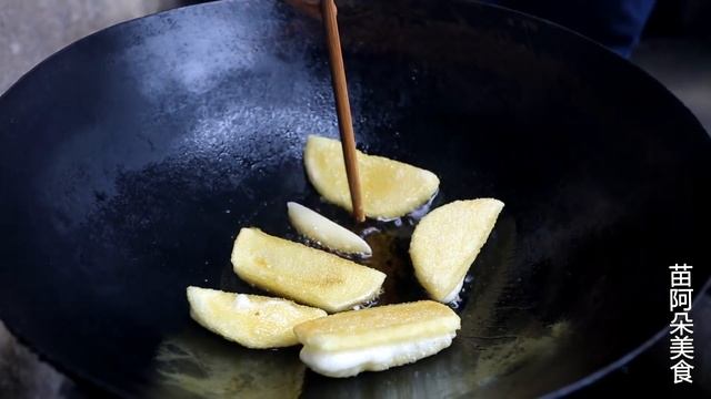 苗大姐硬的糍粑煎来吃，沾点白糖，两个吃完再来柚子 смотреть онлайн