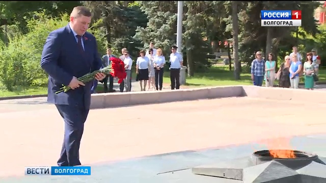 В День памяти и скорби волгоградцы возлагают цветы к Вечному огню. смотреть онлайн
