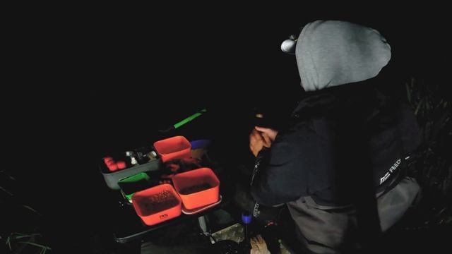 Ночная фидерная рыбалка на водохранилище в сильный ветер смотреть онлайн