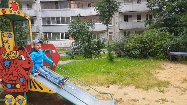 At the playground (a slide and a seesaw). Гуляем на детской площадке "по-английски". смотреть онлайн