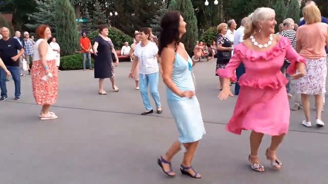 ПУСТЬ ПЛАЧУТ ТЕ, КОМУ МЫ НЕ ДОСТАЛИСЬ!???/ВЕСЁЛЫЕ ТАНЦЫ В ПАРКЕ ГОРЬКОГО ХАРЬКОВ АВГУСТ 2021 смотреть онлайн