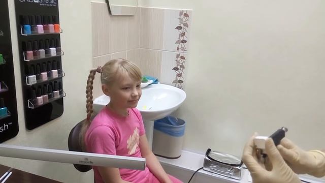 Вике прокалывают уши :)